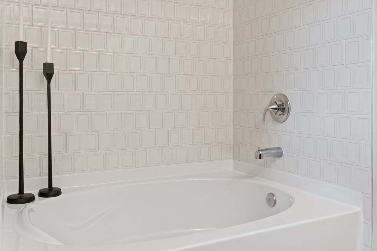 Plan 1637 Modeled - Tub with tile surround at primary bath