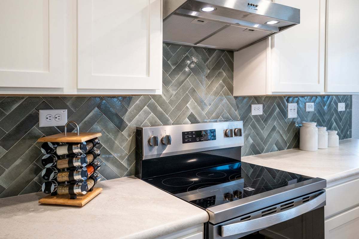 Plan 1529 Modeled - Optional herringbone pattern tile backsplash