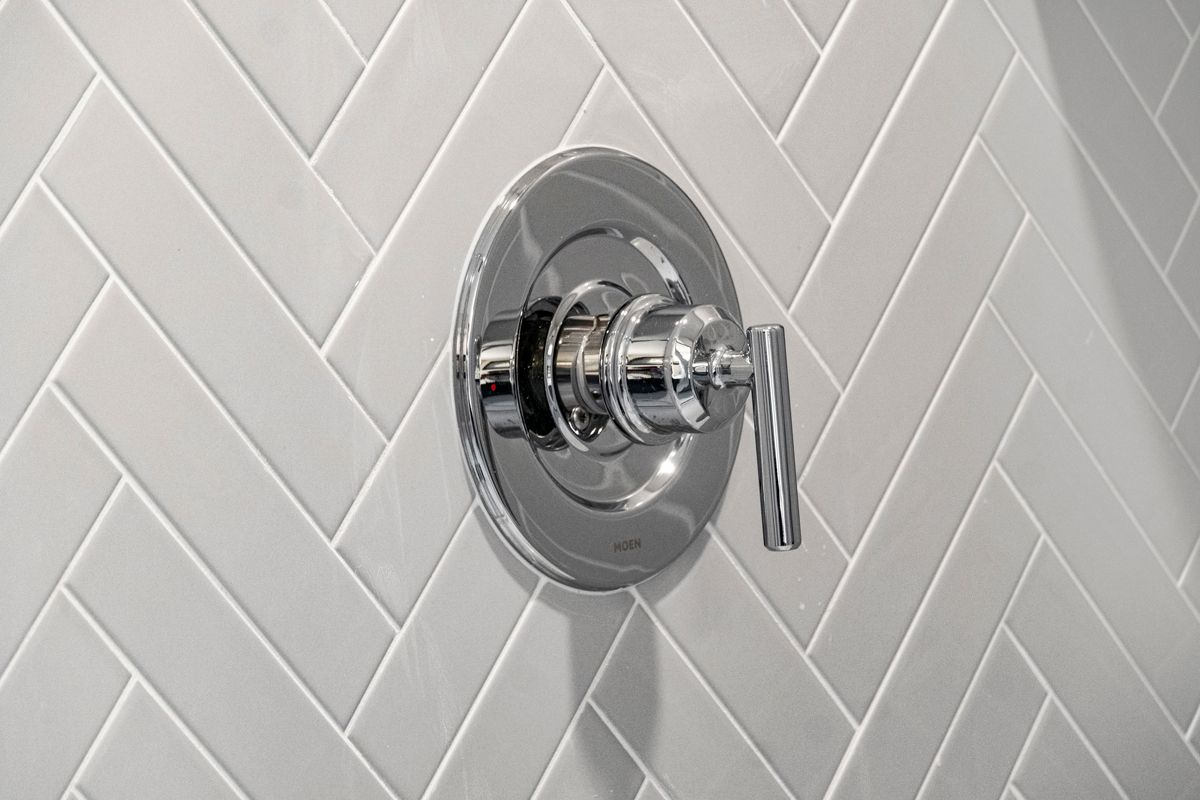 Plan 1933 - Garden tub with tile surround at primary bath