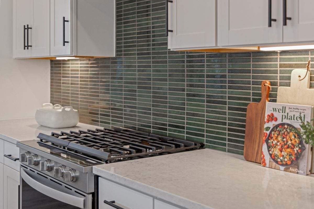Plan 1808 Modeled - Optional gas range