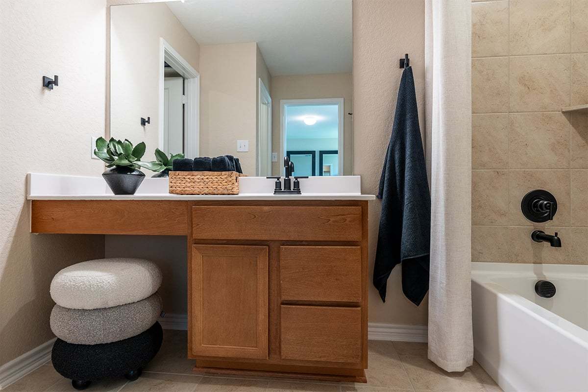 Plan 1389 - Extended vanity with knee space at primary bath