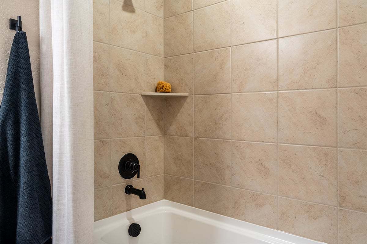 Plan 1389 - Tub with tile surround at primary bath