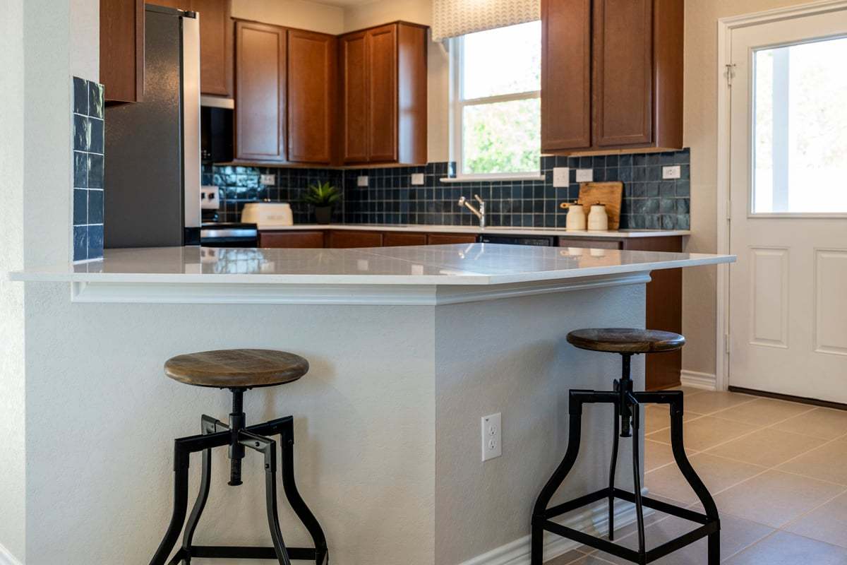 Plan 1676 Modeled - Optional extended breakfast bar
