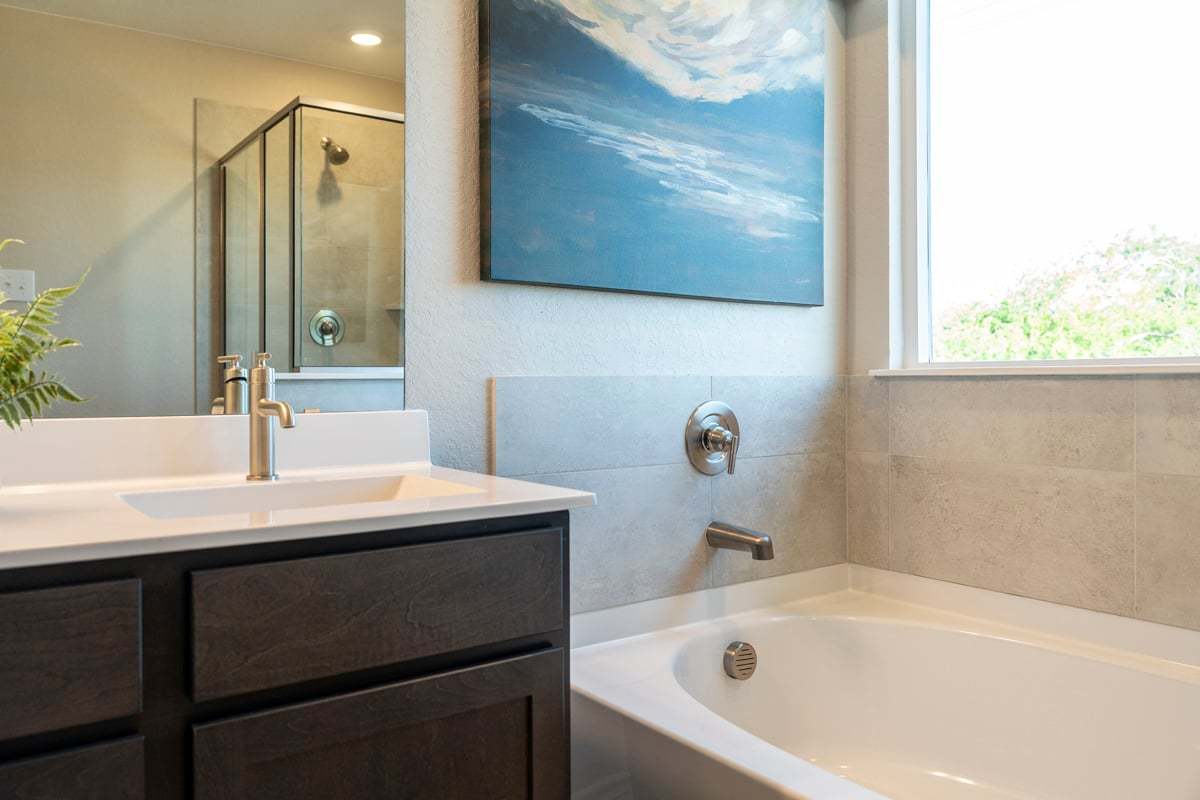 Plan 2086 Modeled - Tub and separate shower at primary bath