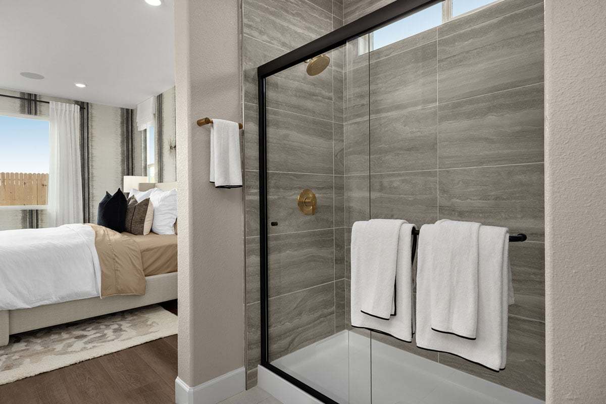 Plan 2000 Modeled - Walk-in shower at primary bath