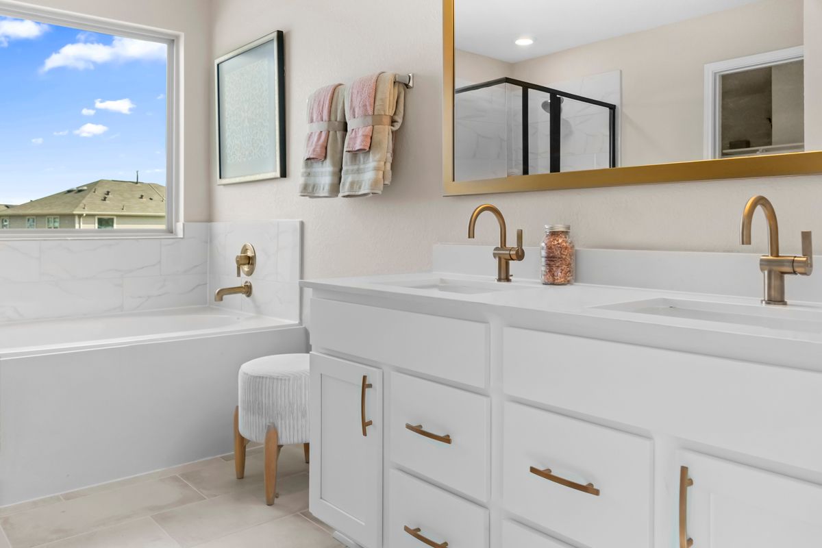 Plan 2348 - Dual-sink vanity at primary bath