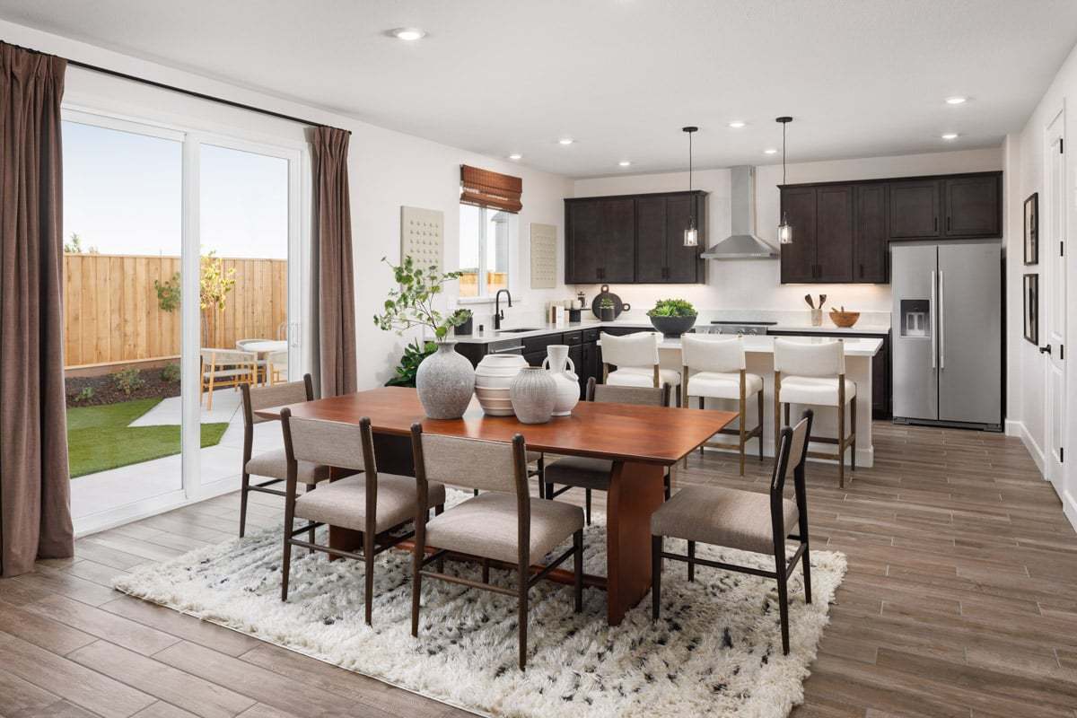 Plan 2566 Modeled - Dining area