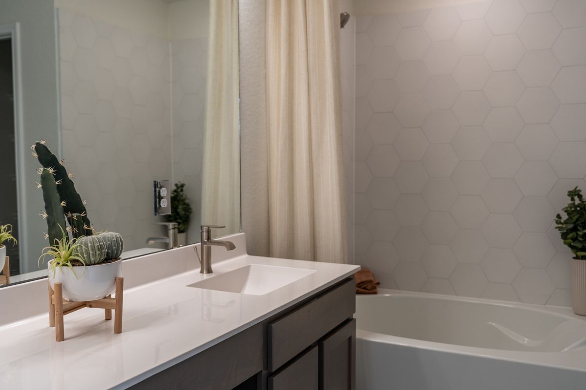 Plan 2100 - Sterling® Vikrell tub with tile surround