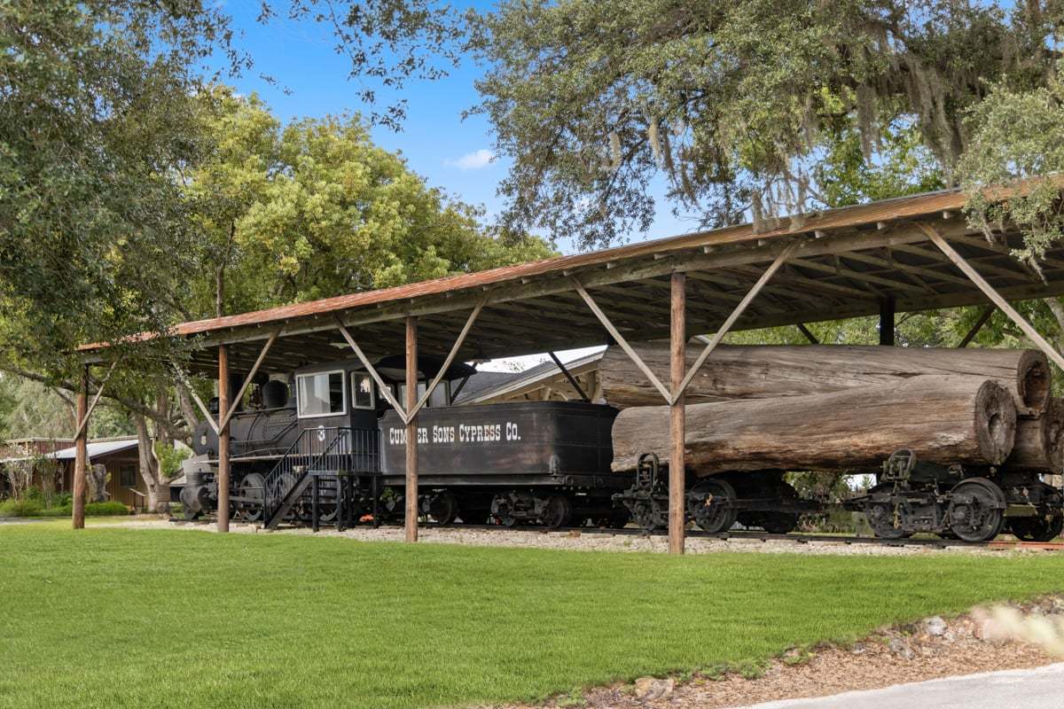 Just 8 minutes to Pioneer Florida Museum & Village