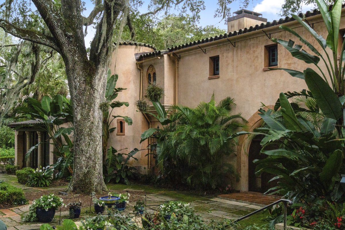 8 minutes to Bok Tower Gardens