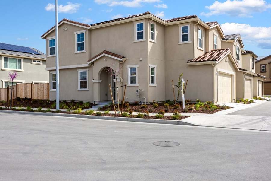 2200 Gladiola Dr. Hollister, CA 95023