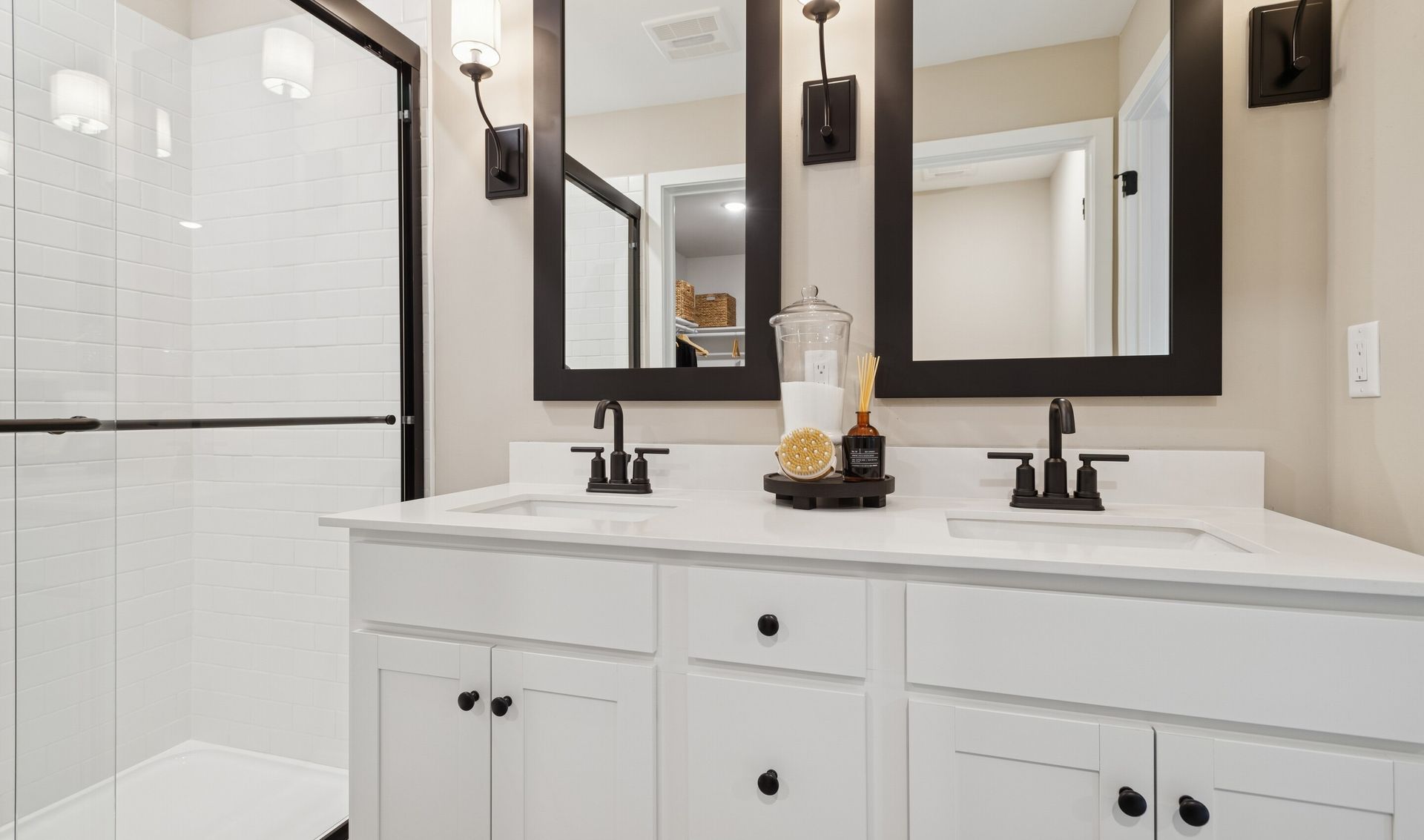 Primary bath with dual sinks