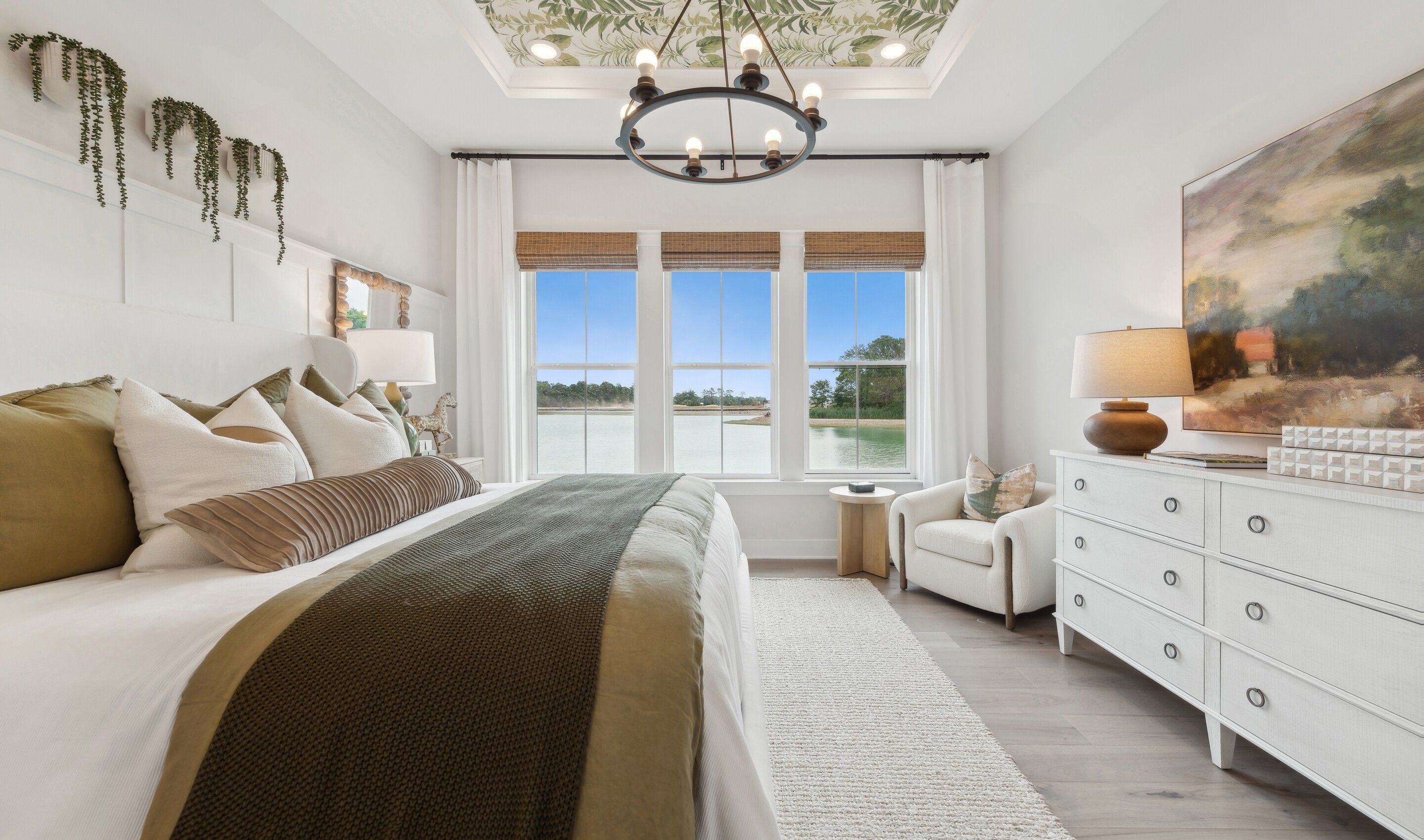 Primary suite with tray ceiling & crown moulding