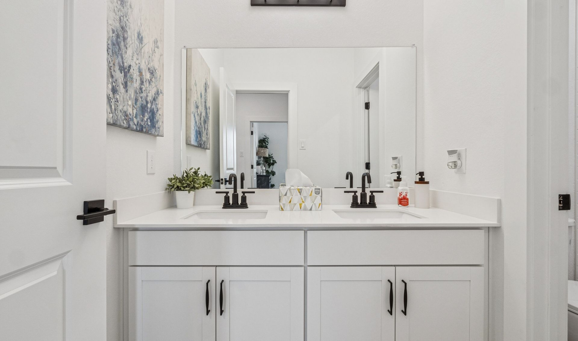 Hall bath with dual sinks