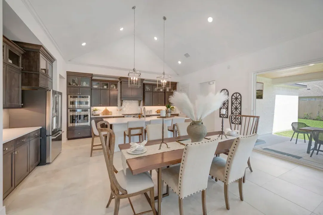 Dining Area & Kitchen