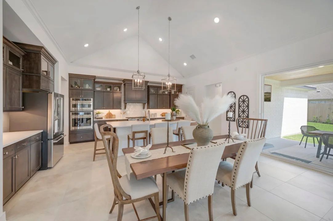 Dining Area & Kitchen