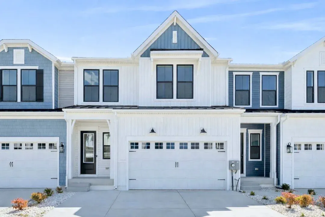 22528 Albion Ln (Seaview II - End Unit)