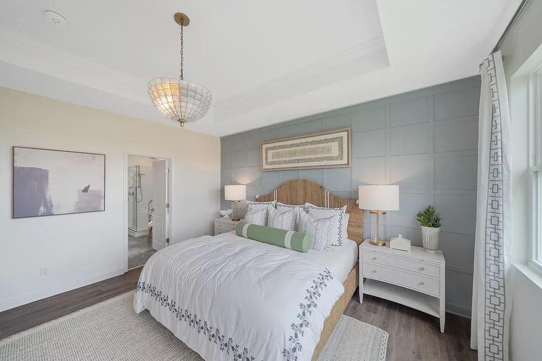 Primary suite with ceiling moulding