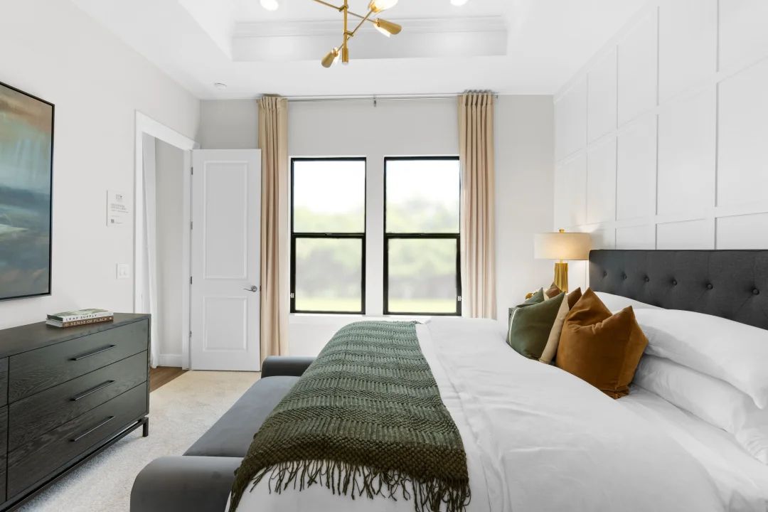Primary suite with decorative feature wall