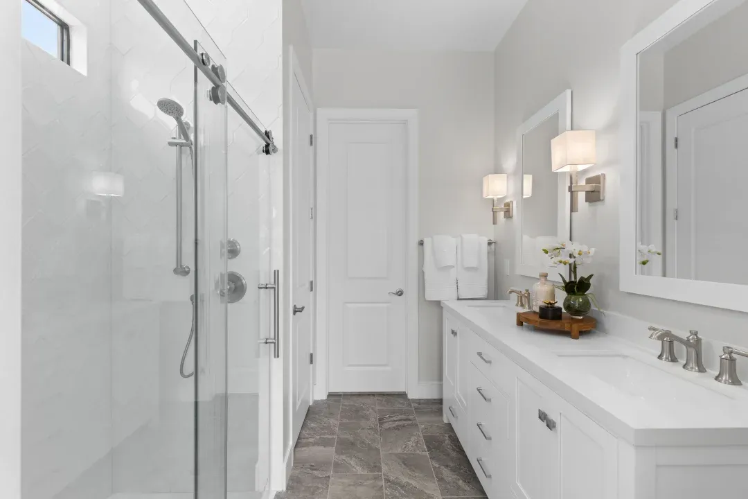 Primary bath with dual sinks