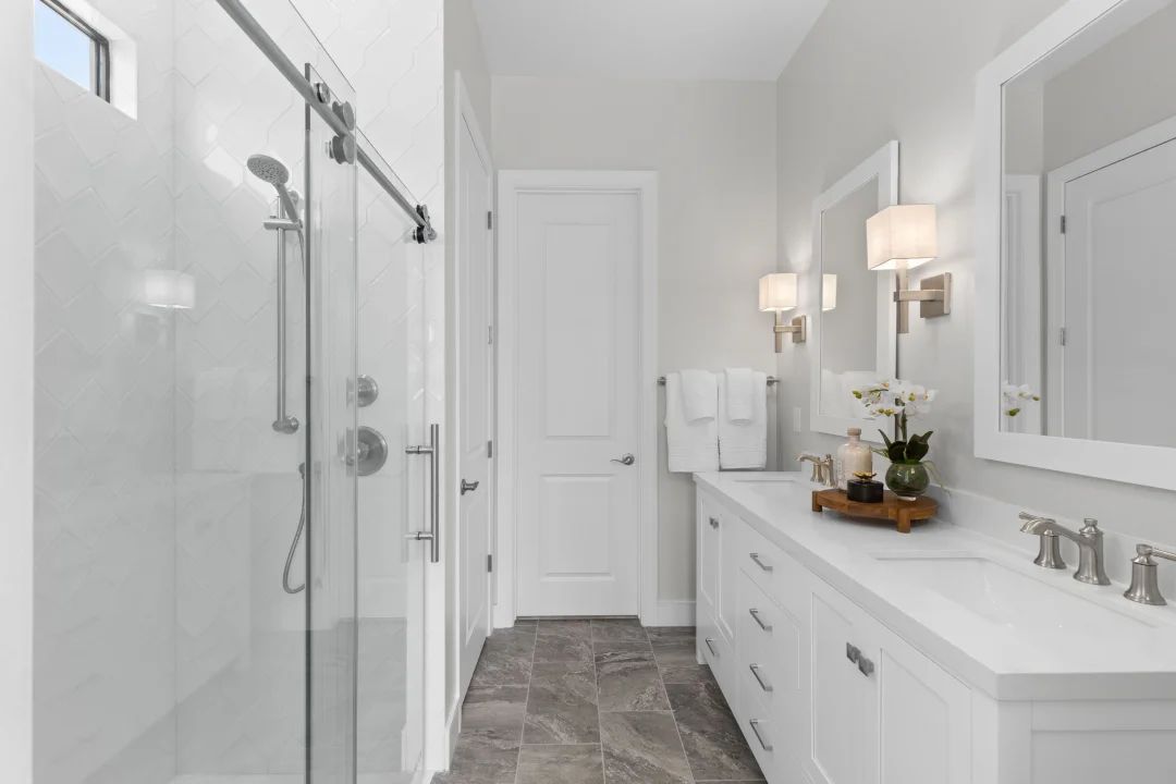 Primary bath with dual sinks