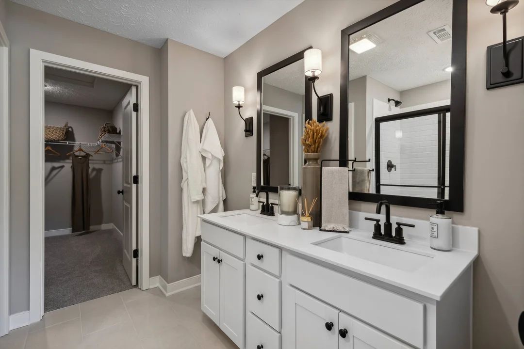 Primary bath with dual sinks