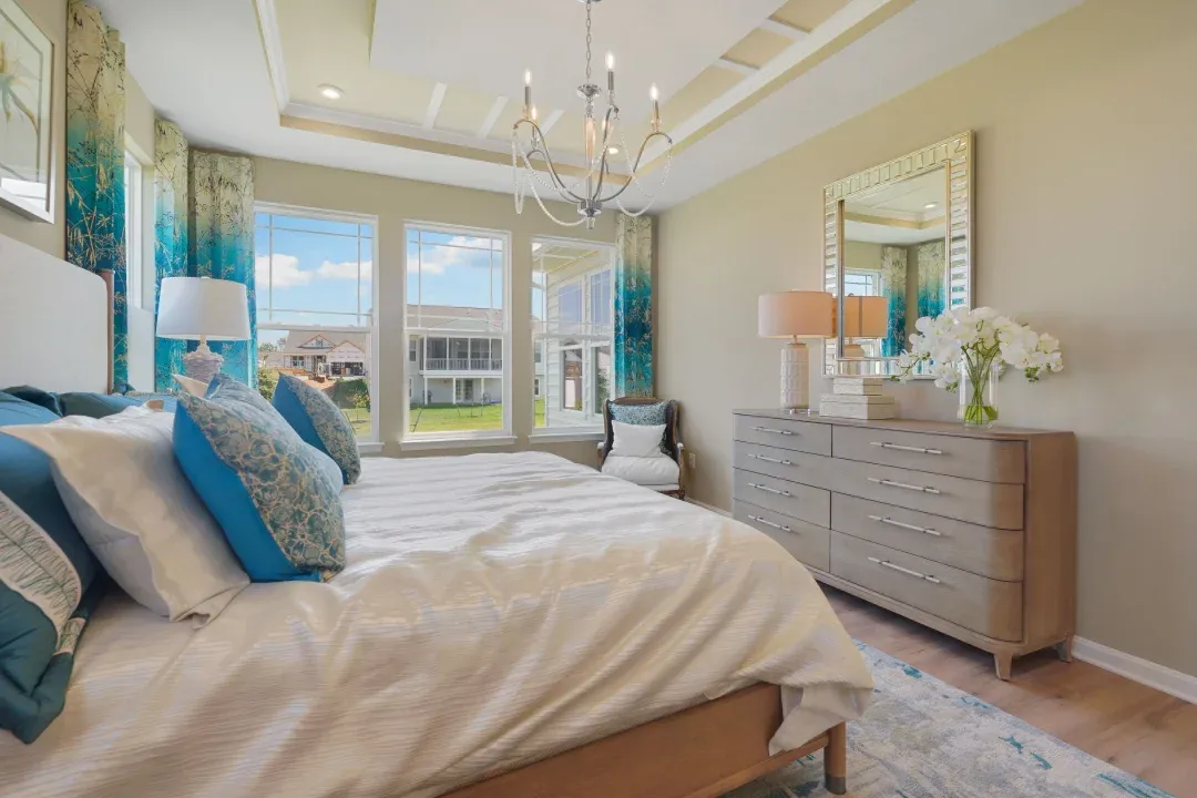 Owner's suite with tray ceiling and crown moulding