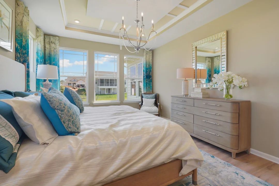 Owner's suite with tray ceiling and crown moulding