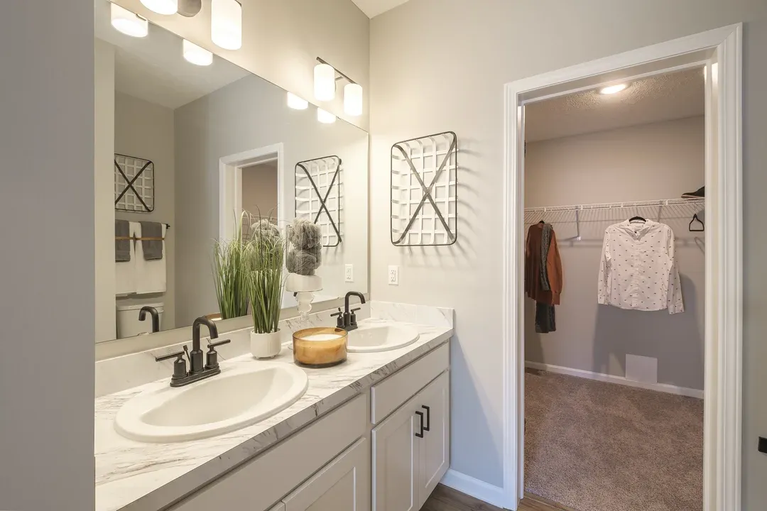 Owner's bath with dual sinks and walk-in closet