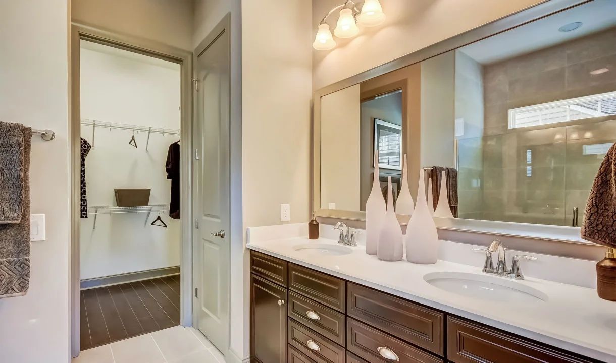 Dual sinks in owner's bath