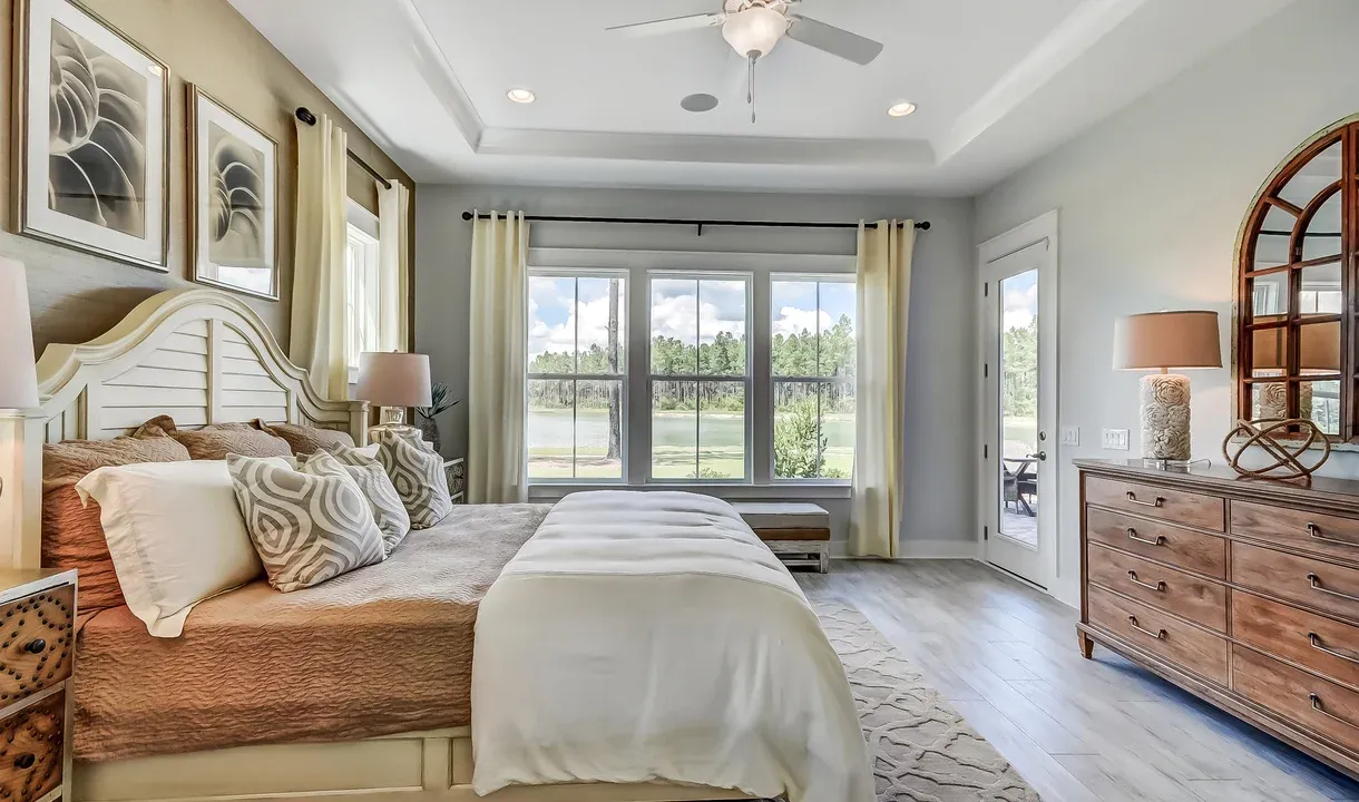 Owner's suite with tray ceiling