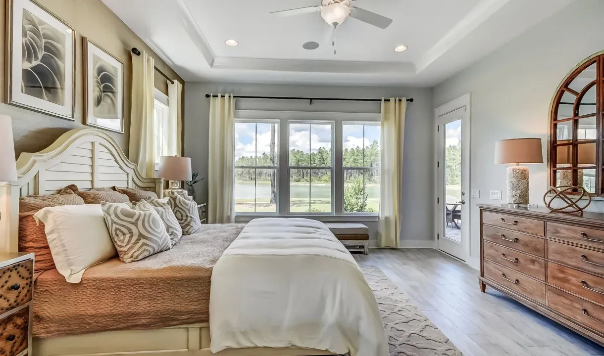 Owner's suite with tray ceiling