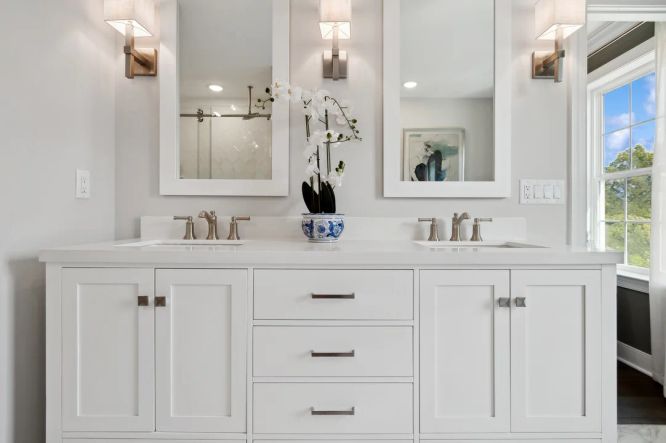 Freestanding vanity in primary bath
