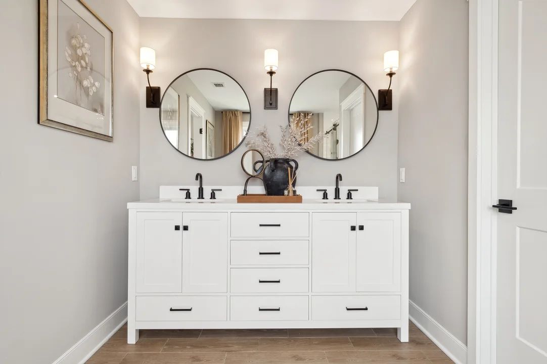 Freestanding vanity in primary bath