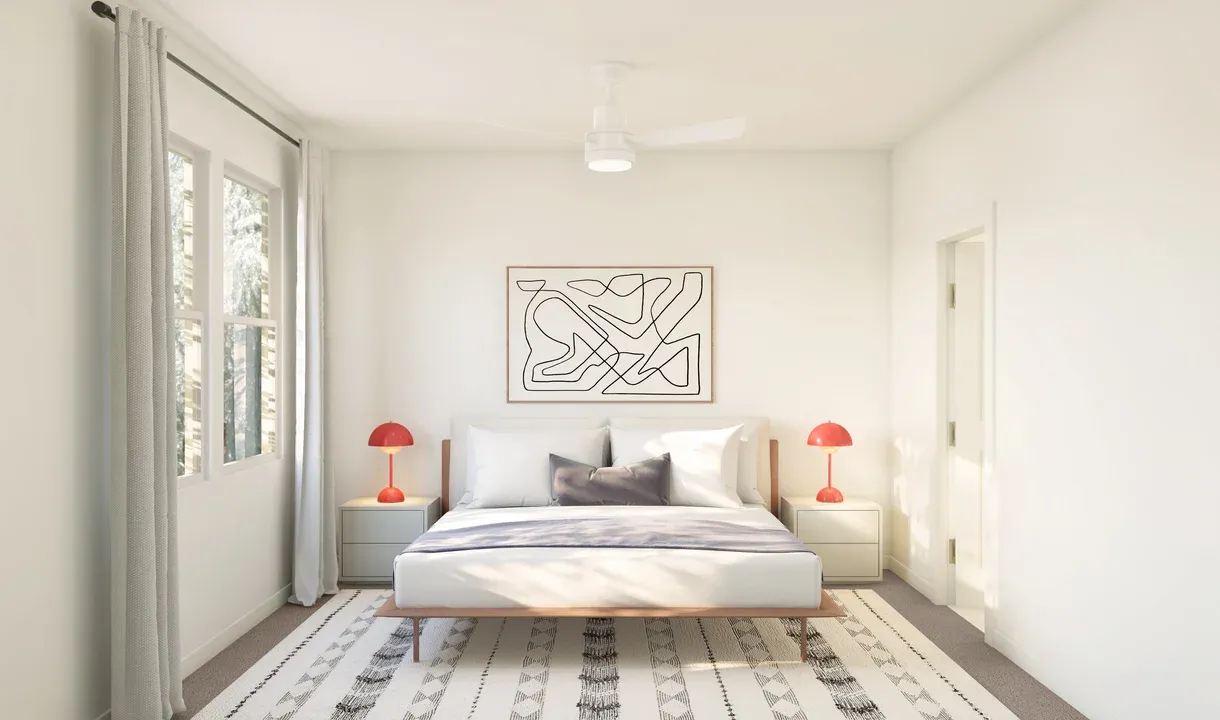 Primary suite with ceiling fan