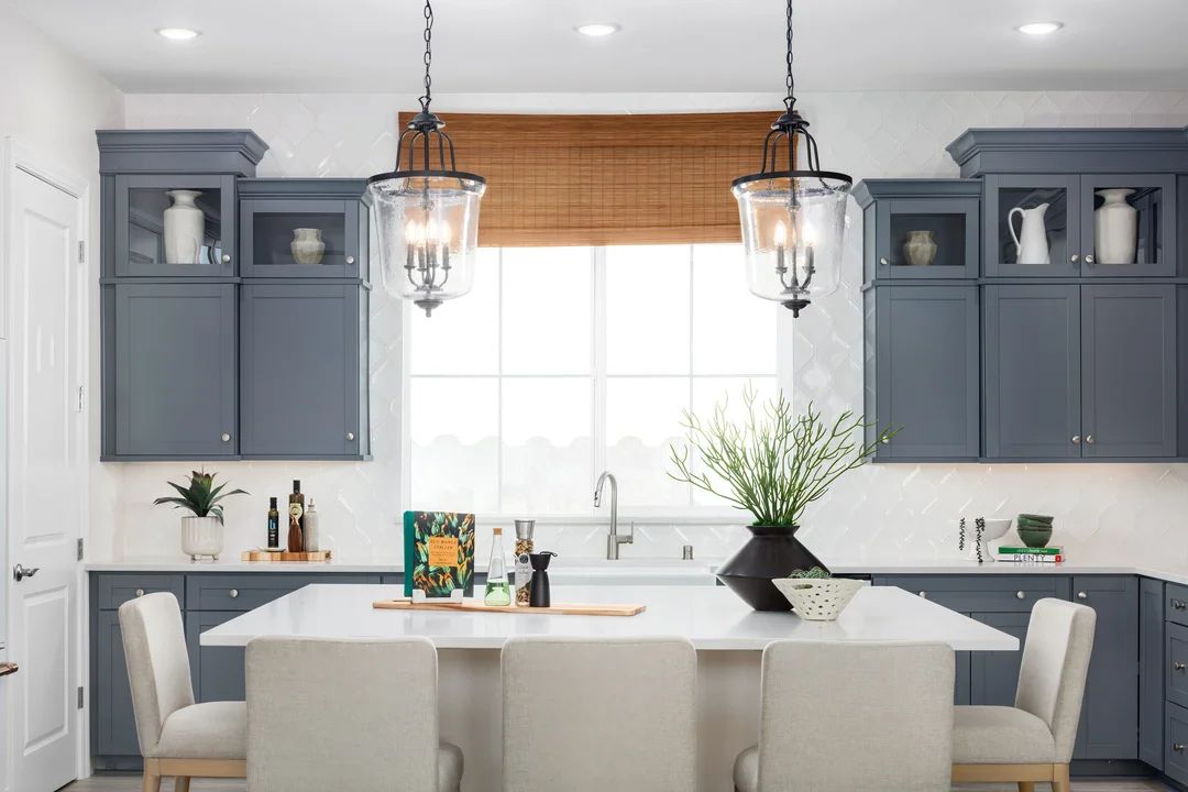 Spacious island and pendant lighting