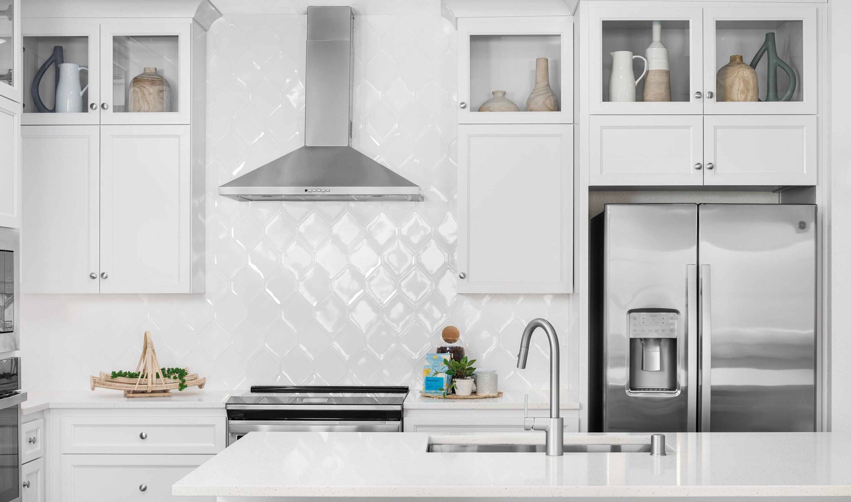 Hexagonal backsplash with stainless steel hood vent