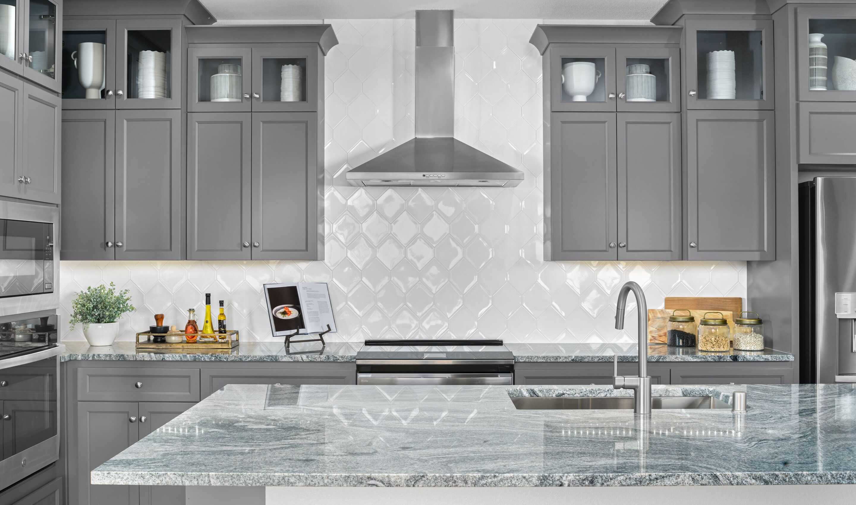 Kitchen with hexagonal backsplash