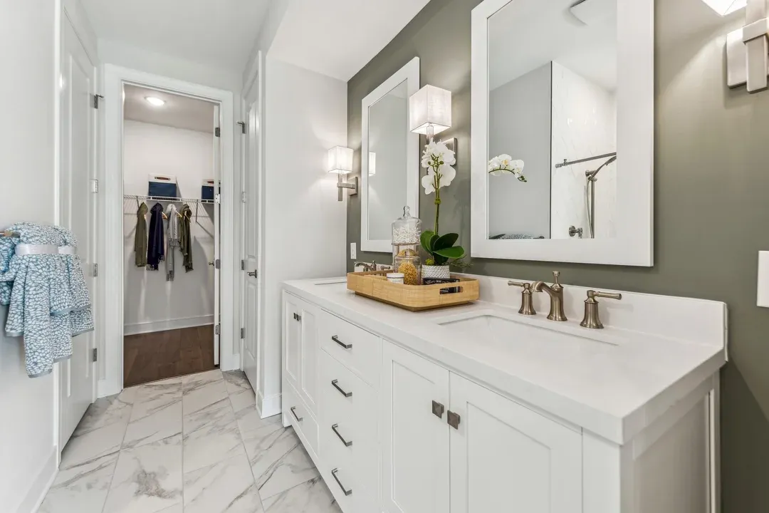 Primary bath with dual sinks