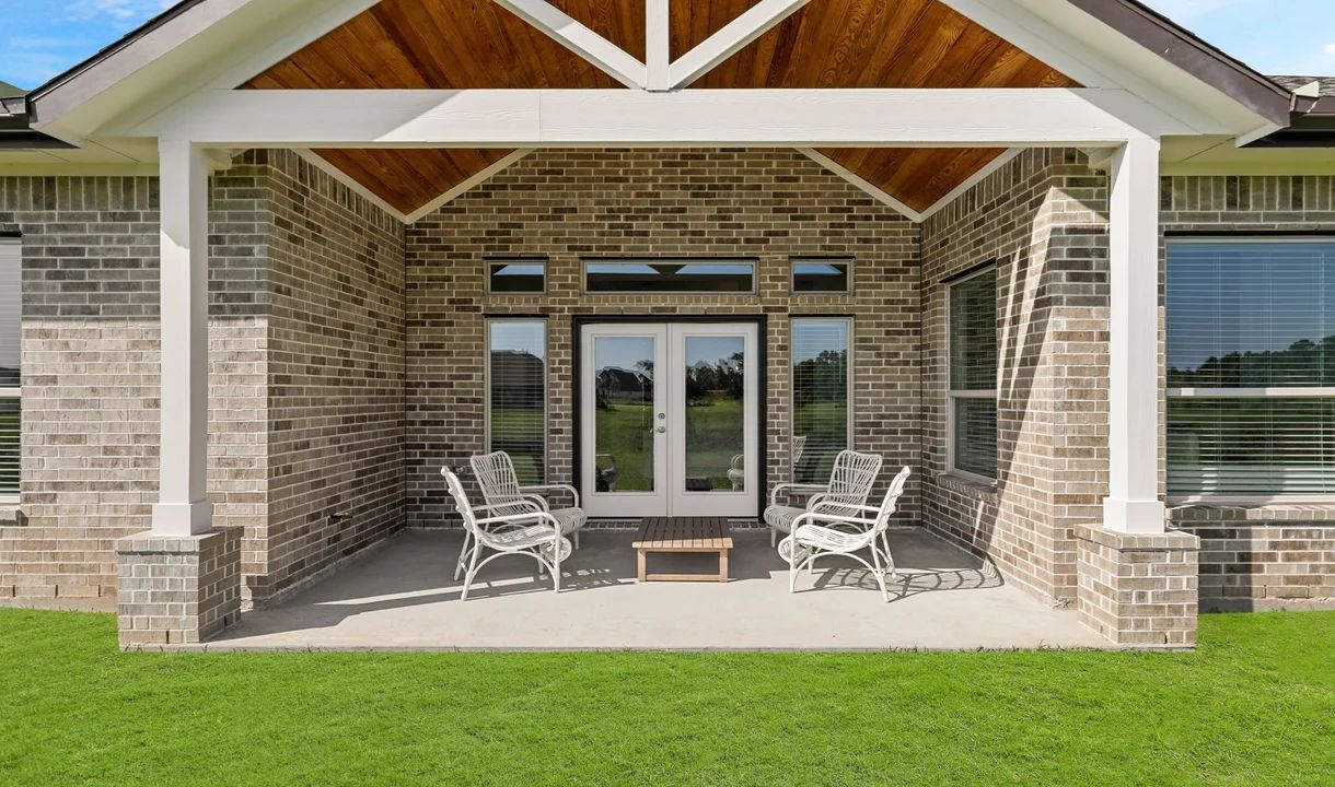 Covered patio with vaulted ceiling