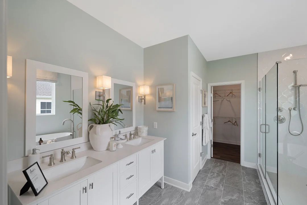 Primary bath with dual sinks