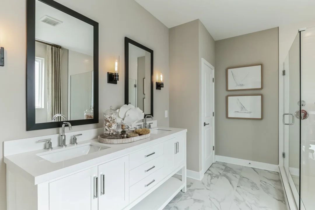 Primary bath with dual sinks