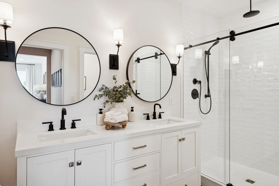 Primary bath with dual sinks