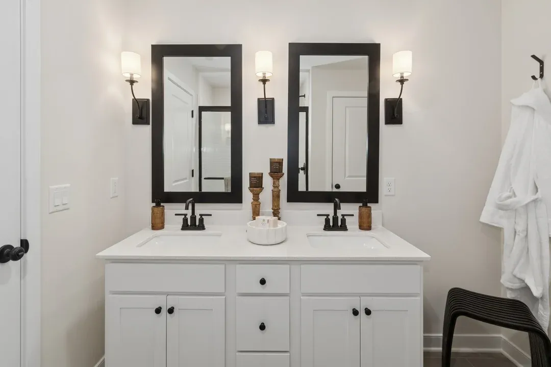 Primary bath with dual sinks