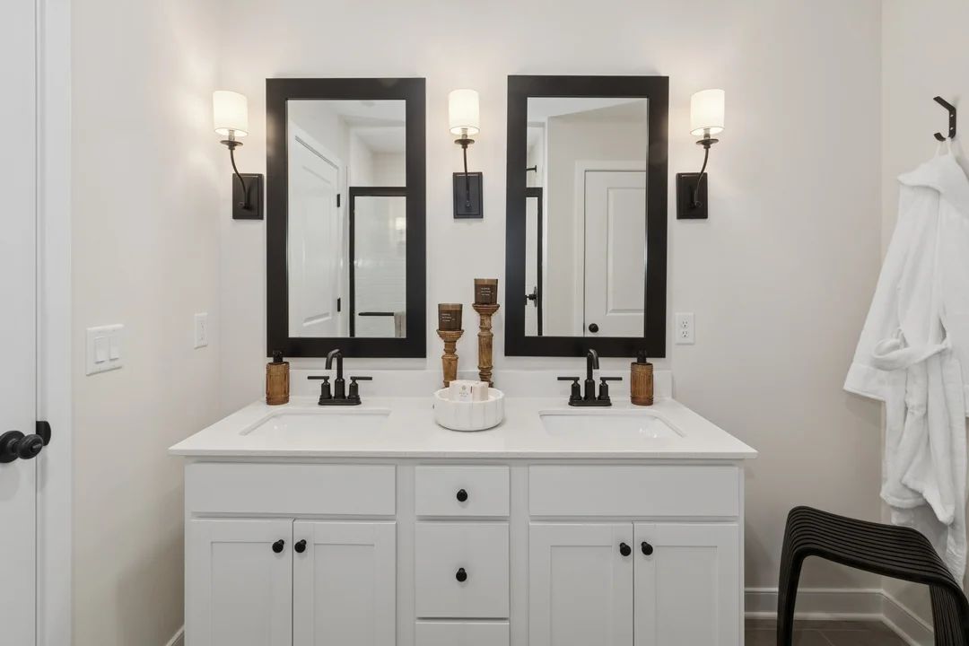 Primary bath with dual sinks