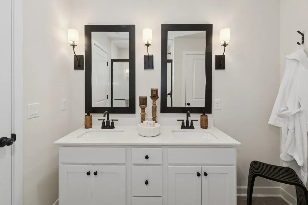 Primary bath with dual sinks
