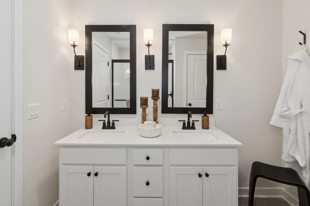 Primary bath with dual sinks