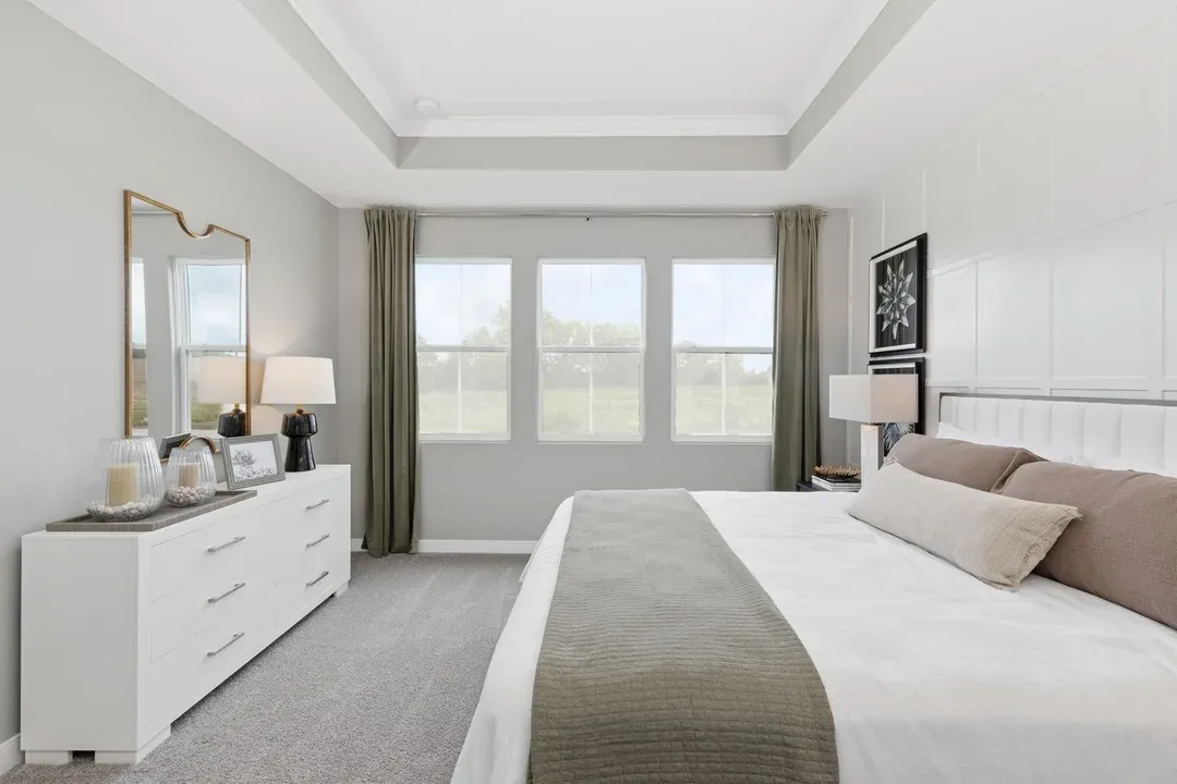Primary suite with ceiling moulding