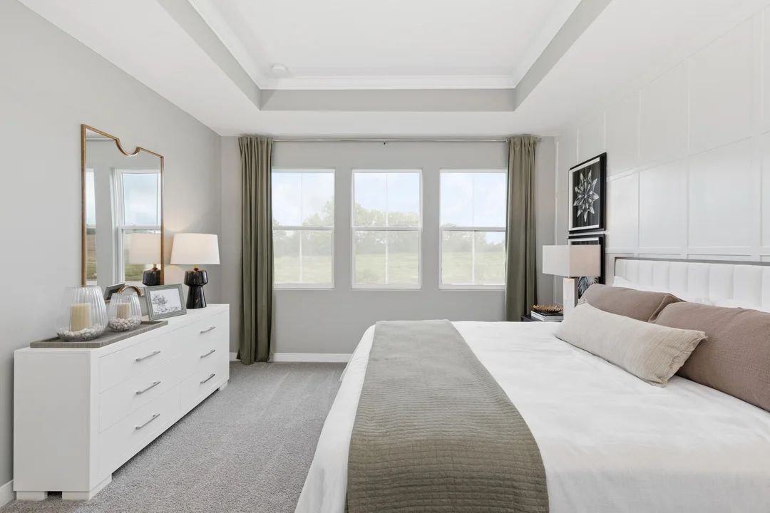 Primary suite with ceiling moulding