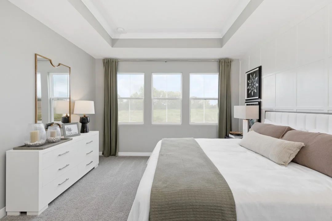 Primary suite with ceiling moulding